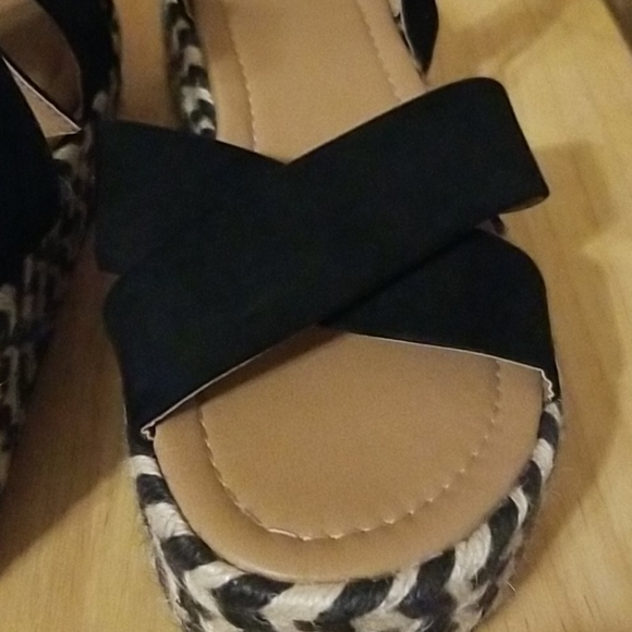 - Flatform Sandals - Picture 3 of 5